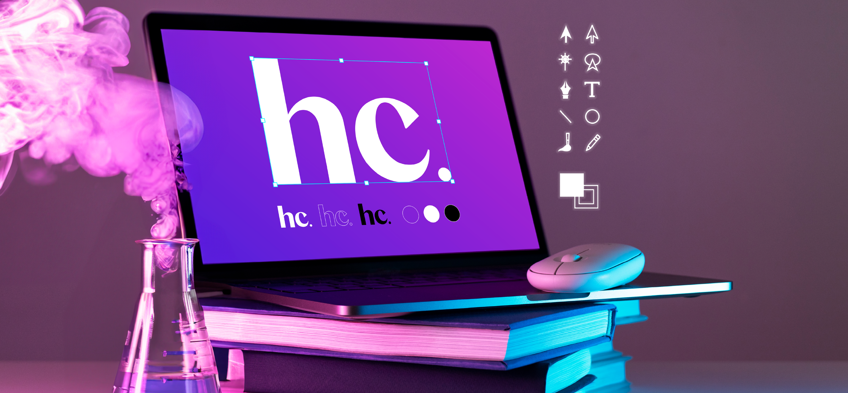 Ordinateur portable posé sur une pile de livres avec le logo Héhocom