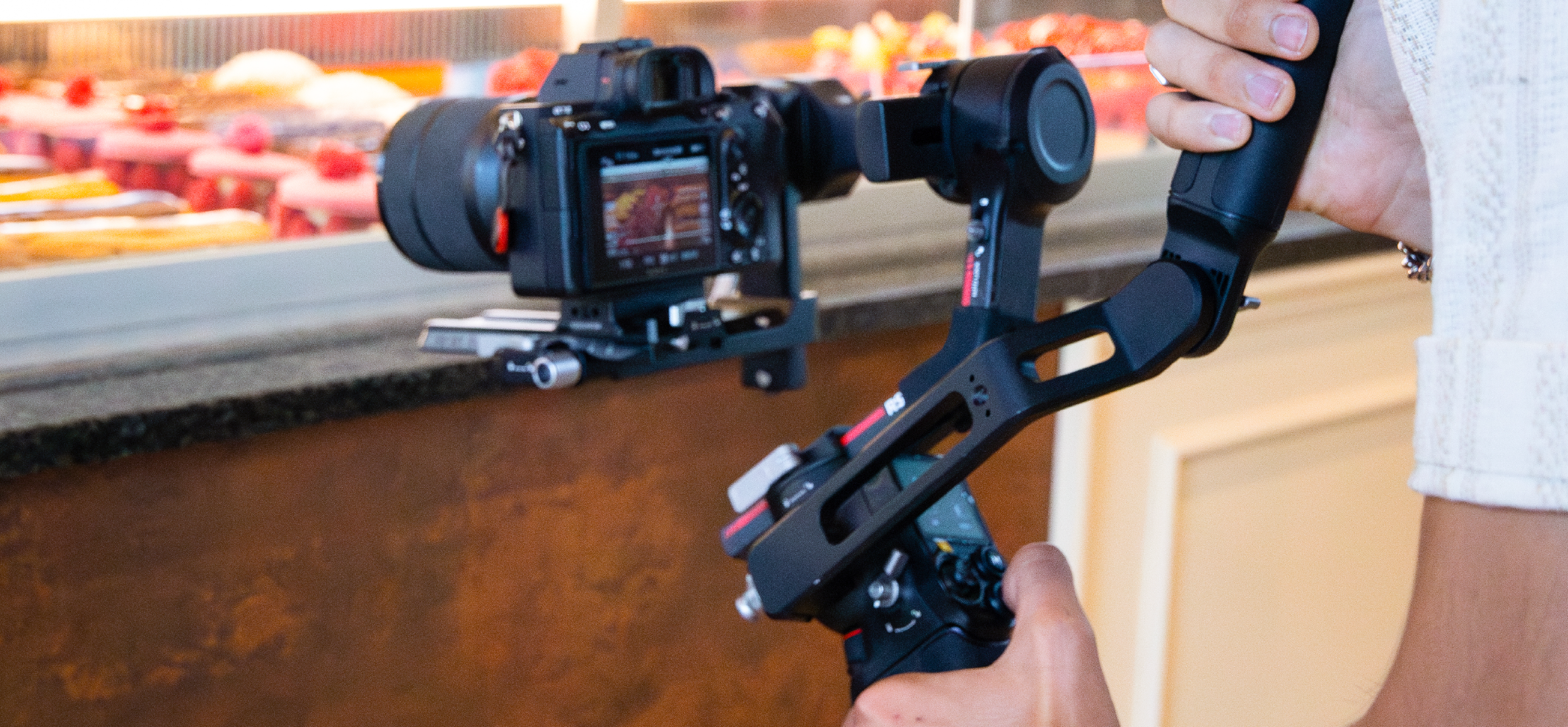 Prise de vue avec caméra et stabilisateur pour une boulangerie