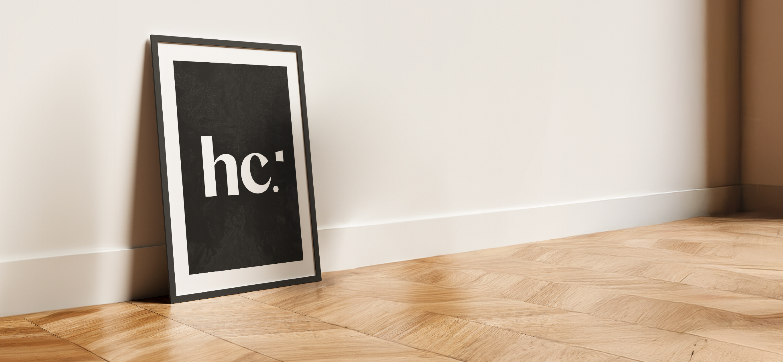 Cadre photo héhocom posé sur le sol près d'un mur