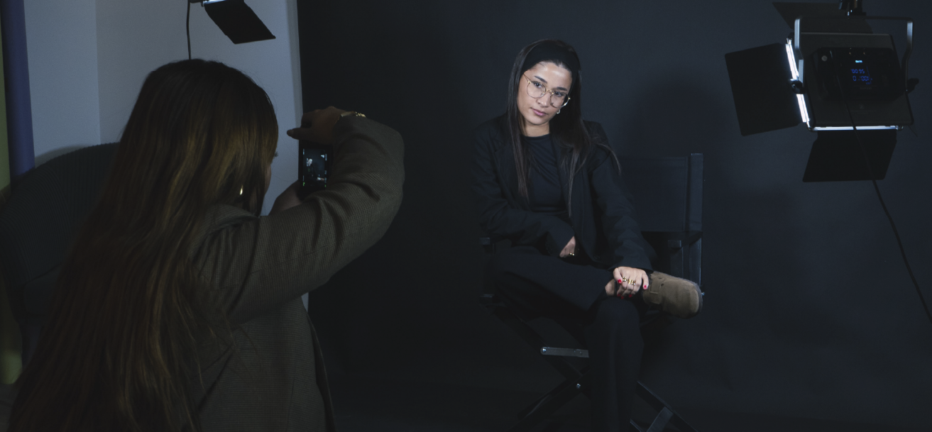 Femme posant pendant un shooting photo